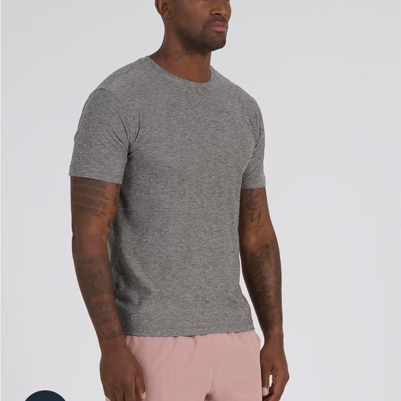 Vuori Strato Tech Short Sleeve T-Shirt in Heather Gray Size Large - Picture 7 of 10